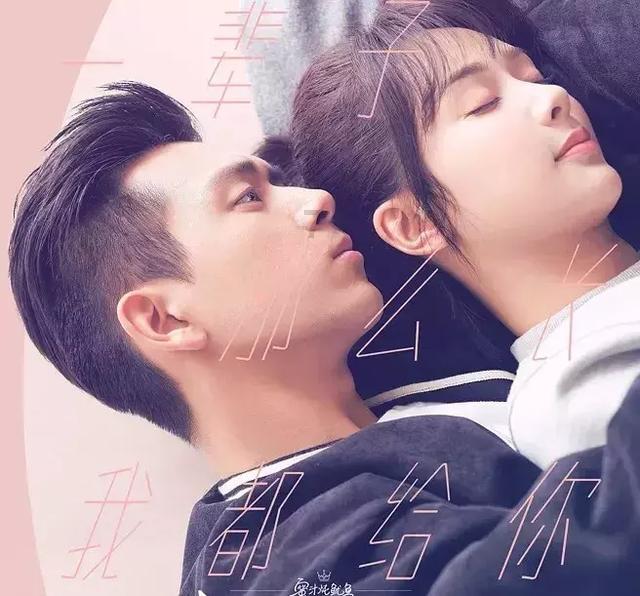 小猫咪够不着窗台上的玩具,转头看向猫妈:妈,我要那个!
